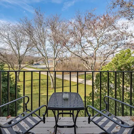 Elegant 4-Season Lake Geneva Condo With Fireplace!